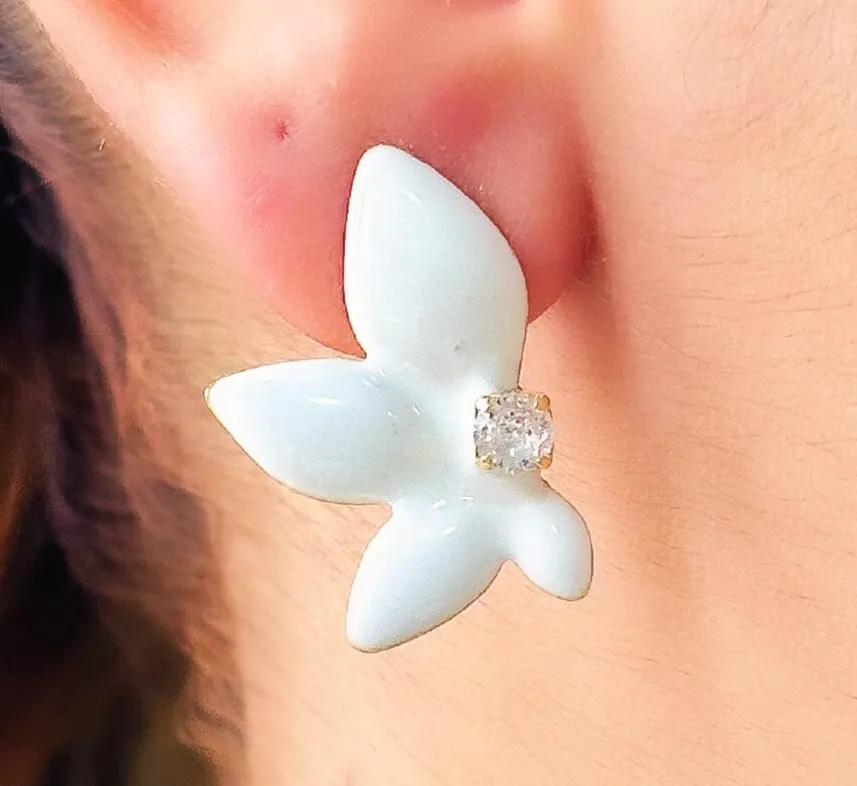 BRINCO FLOR COM PEDRA ESMALTADO BRANCO