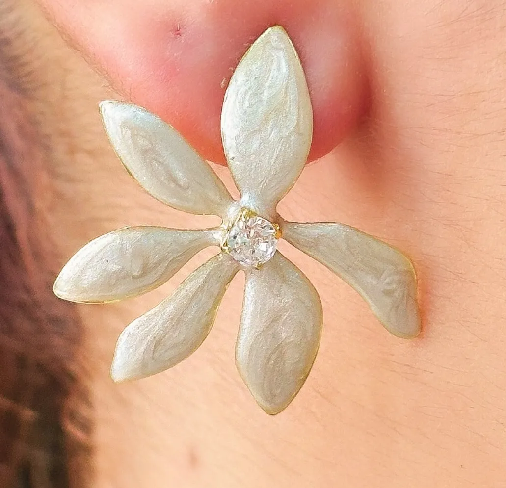 BRINCO FLOR COM PEDRA ESMALTADO MARMORIZADO