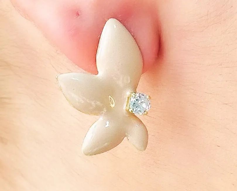 BRINCO FLOR COM PEDRA ESMALTADO NUDE