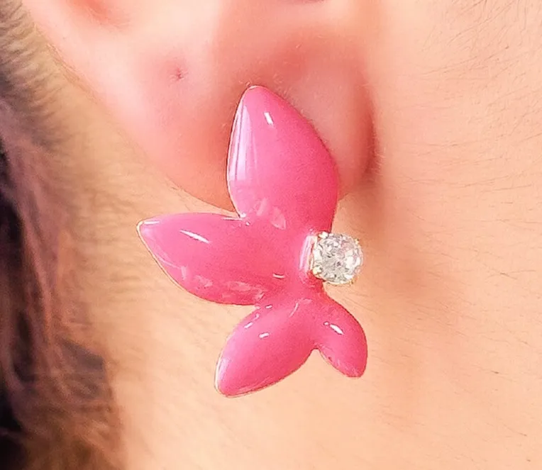 BRINCO FLOR COM PEDRA ESMALTADO ROSA