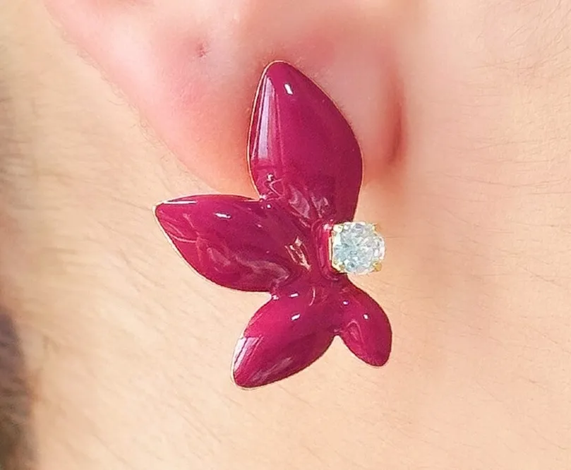BRINCO FLOR COM PEDRA ESMALTADO MARSALA
