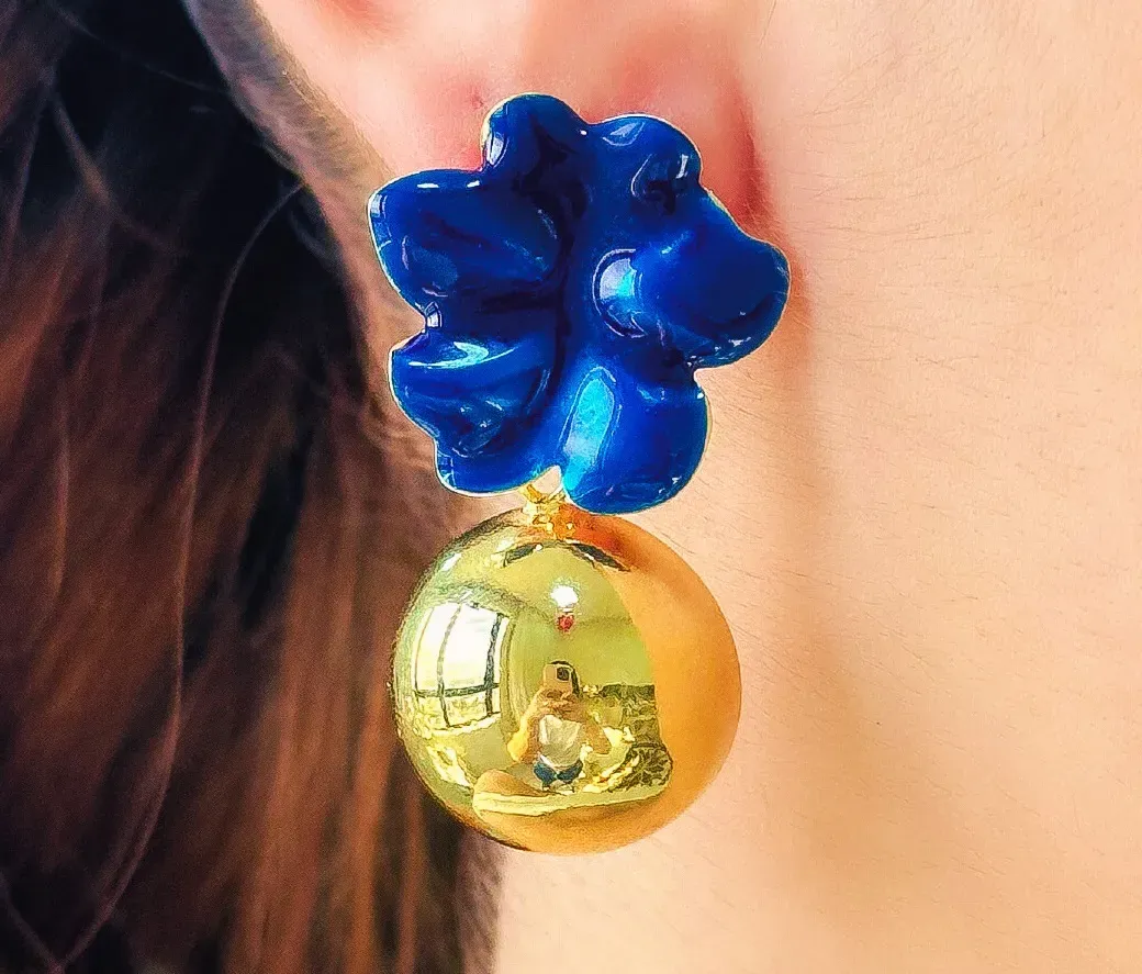 BRINCO FLOR ESMALTADA AZUL MARINHO COM ESFERA