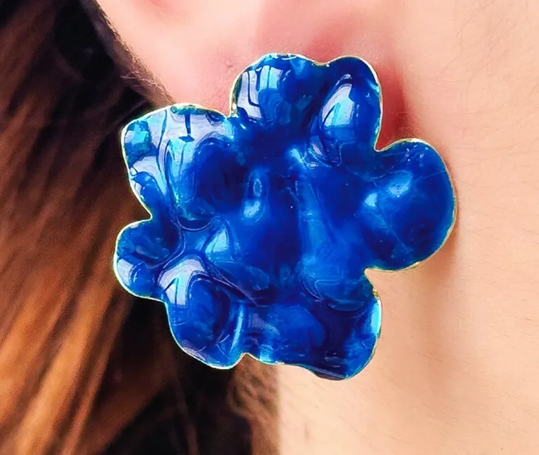 BRINCO FLOR ESMALTADA AZUL MARINHO