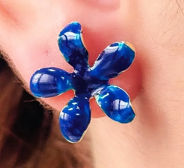 BRINCO FLOR ESMALTADA AZUL MARINHO