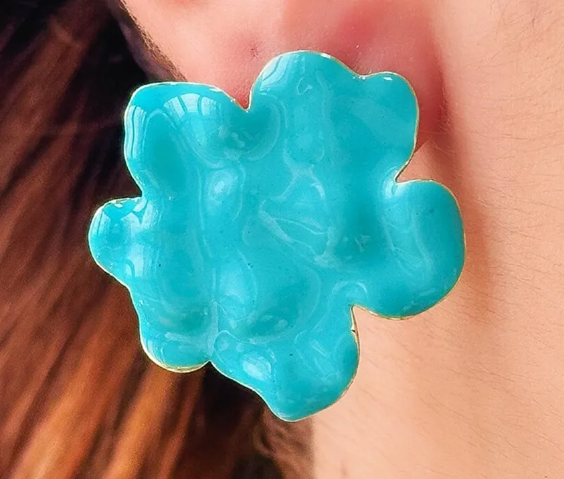 BRINCO FLOR ESMALTADA AZUL TIFFANY