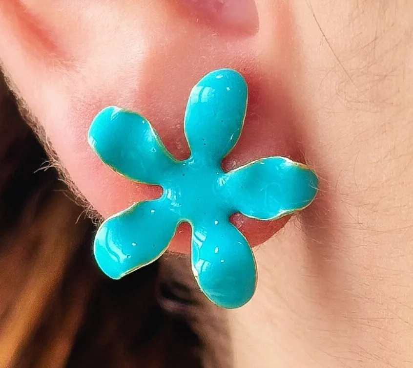 BRINCO FLOR ESMALTADA AZUL TIFFANY