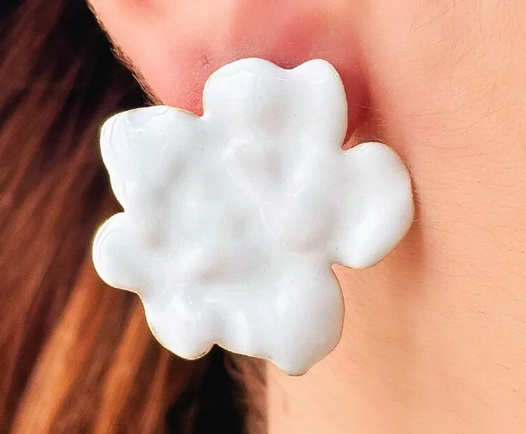 BRINCO FLOR ESMALTADA BRANCO