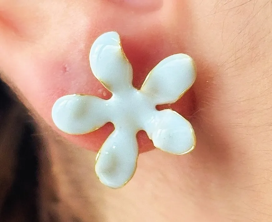 BRINCO FLOR ESMALTADA BRANCO