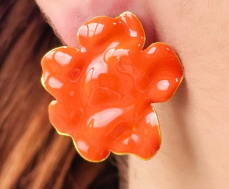 BRINCO FLOR ESMALTADA LARANJA