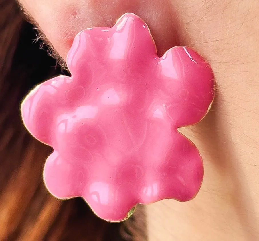 BRINCO FLOR ESMALTADA ROSA