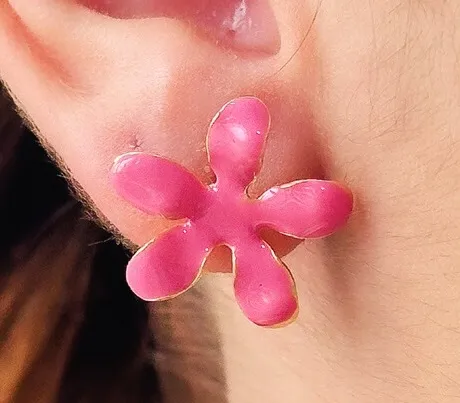 BRINCO FLOR ESMALTADA ROSA