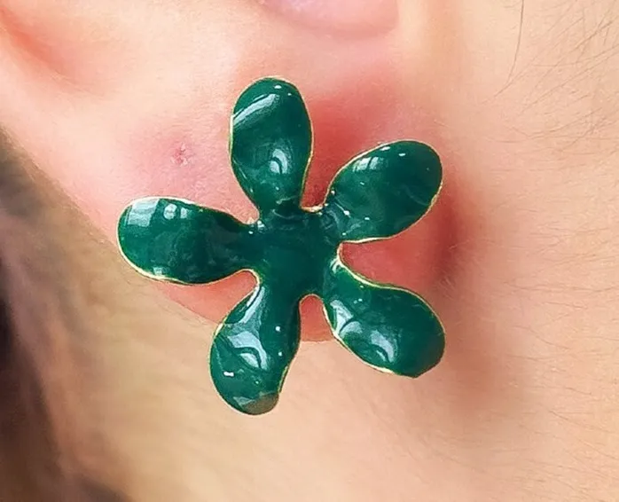 BRINCO FLOR ESMALTADA VERDE MILITAR