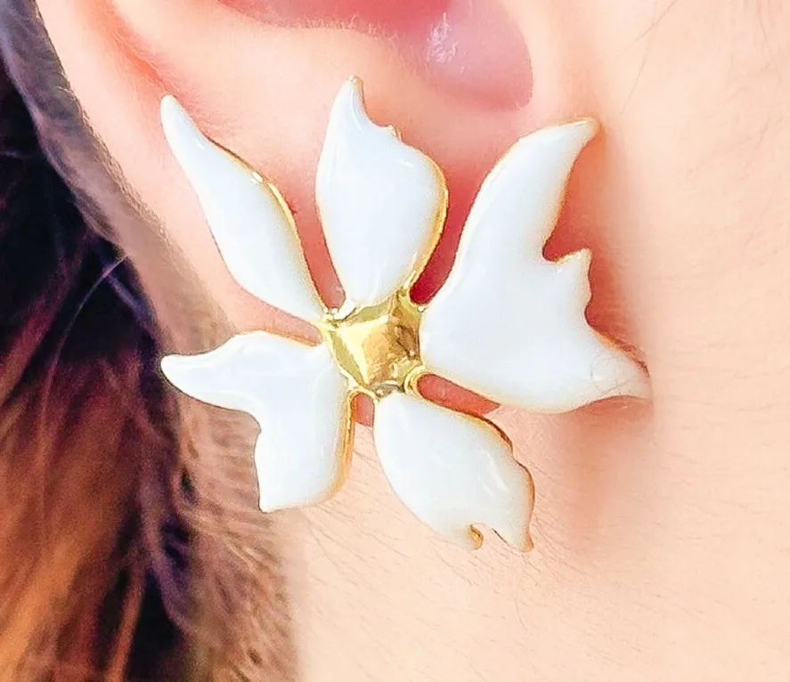 BRINCO FLOR ESMALTADO BRANCO