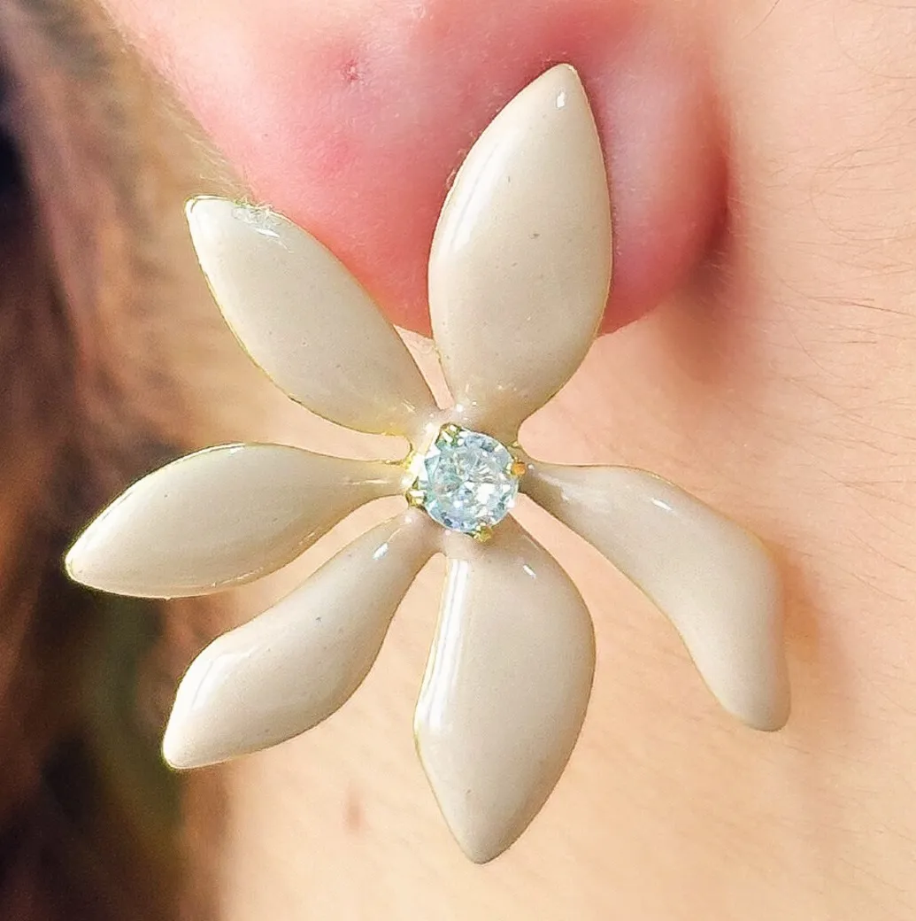 BRINCO FLOR COM PEDRA ESMALTADO NUDE