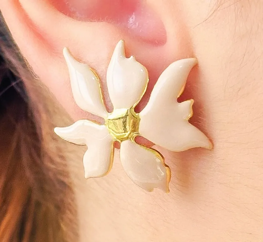 BRINCO FLOR ESMALTADO NUDE
