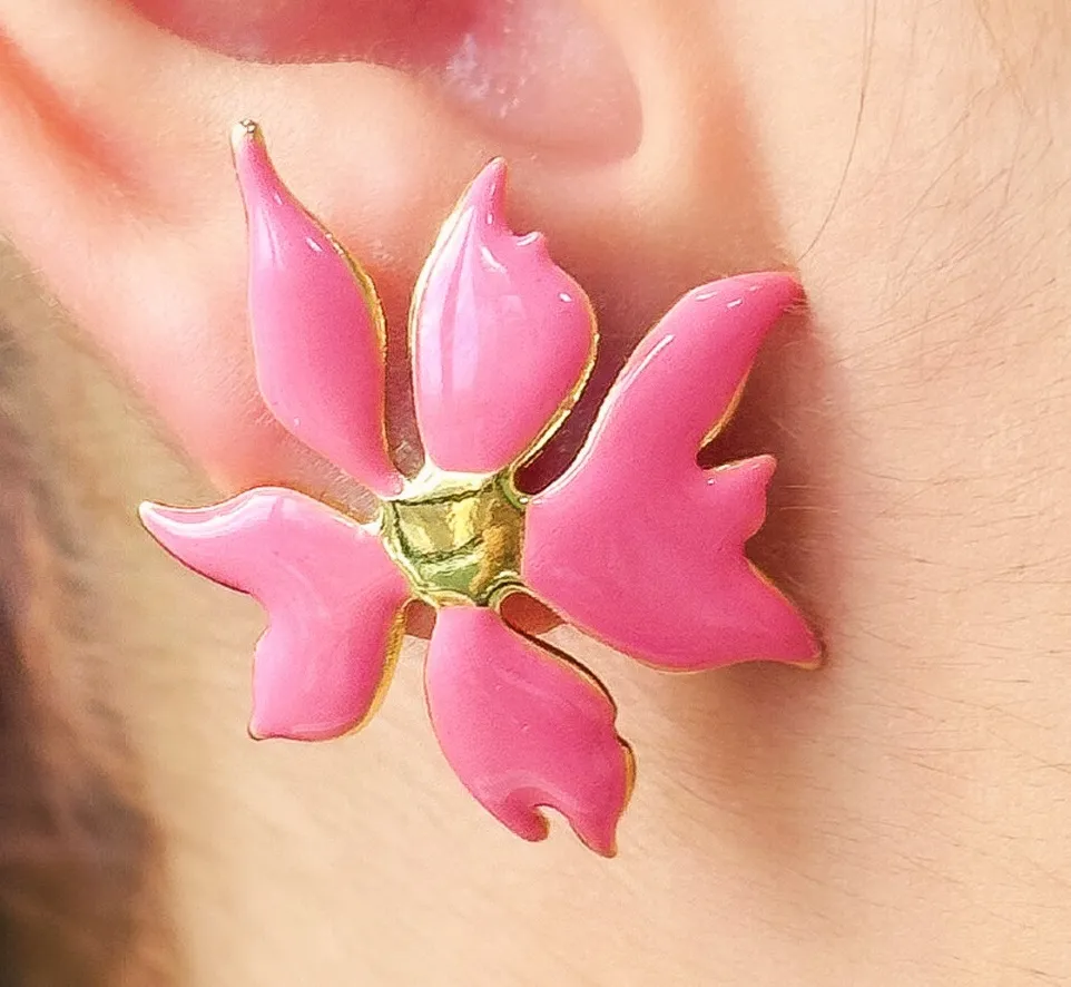 BRINCO FLOR ESMALTADO ROSA