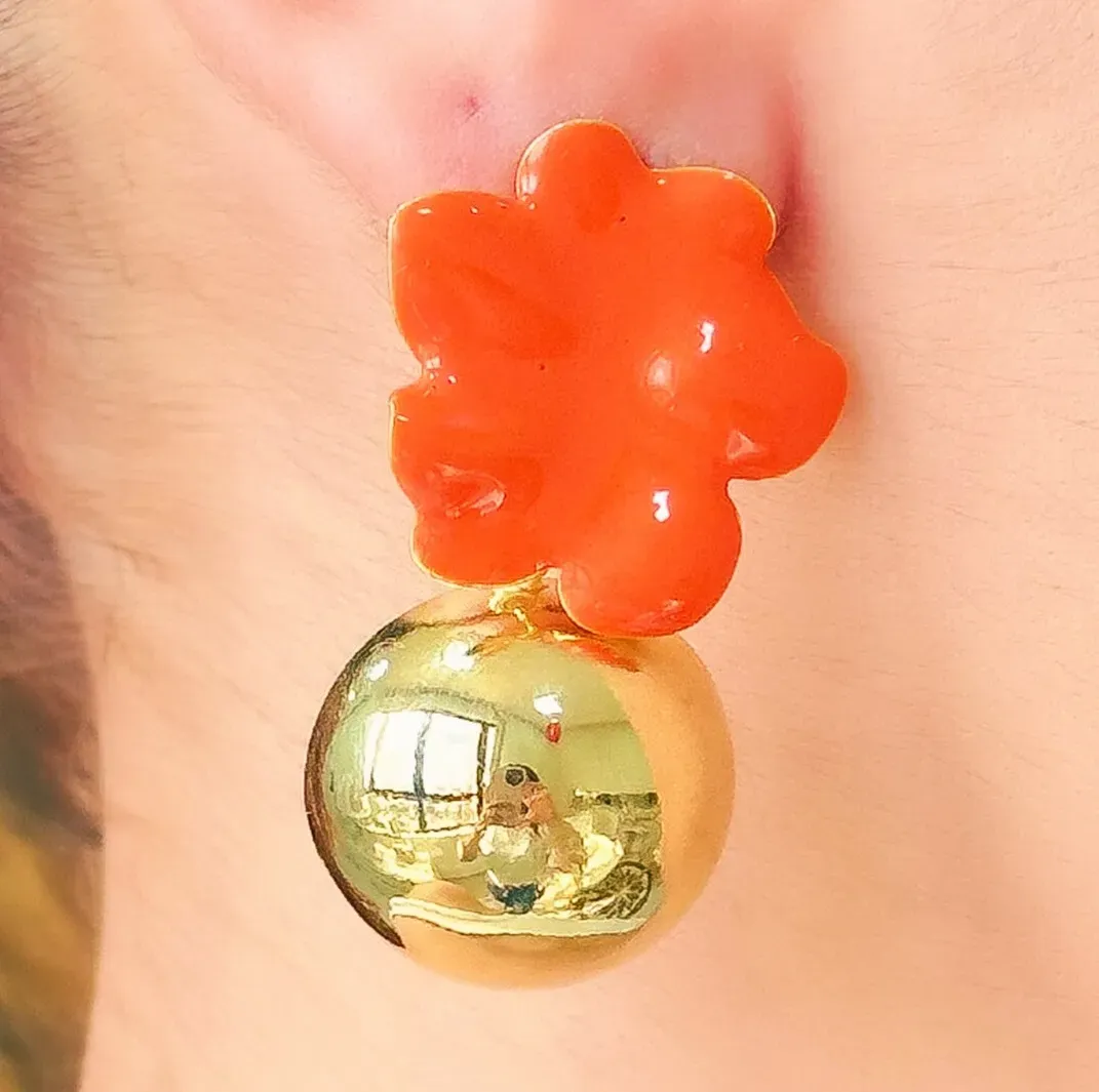 BRINCO FLOR LARANJA ESMALTADO COM ESFERA