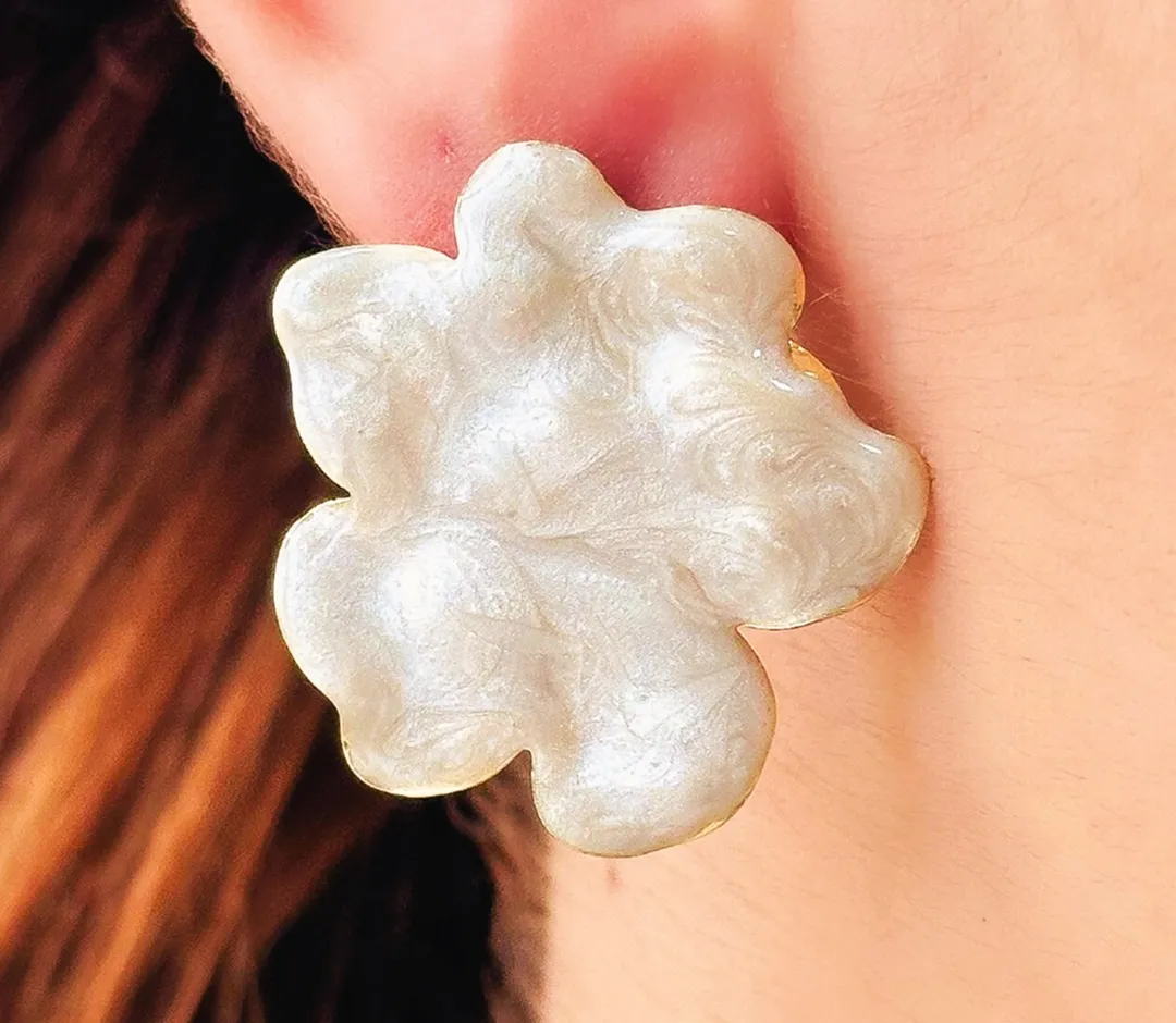 BRINCO FLOR PEROLADA ESMALTADO