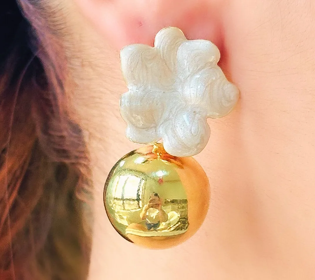 BRINCO FLOR PEROLADO  COM ESFERA