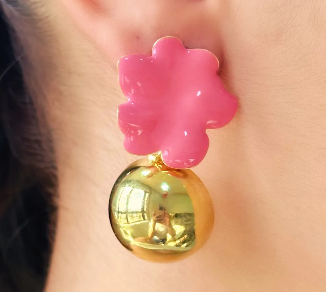 BRINCO FLOR ROSA ESMALTADO COM ESFERA