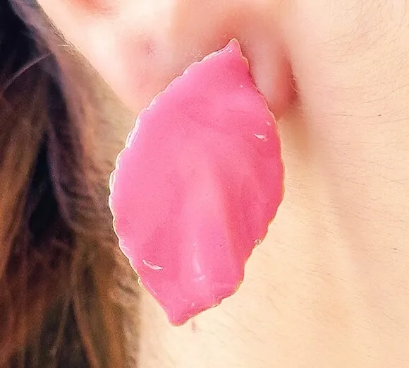 BRINCO FOLHA ESMALTADO ROSA