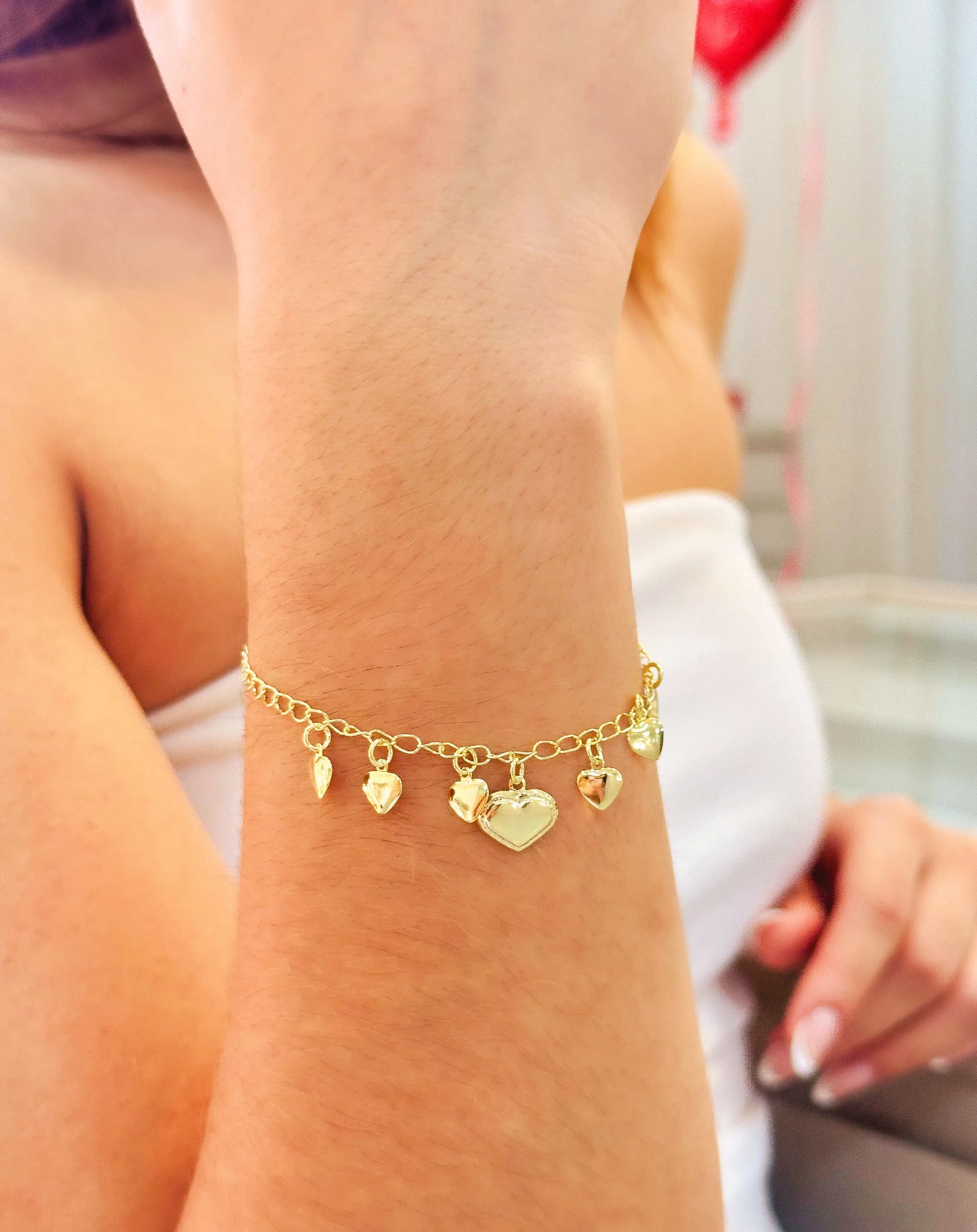 PULSEIRA CORAÇÕES PENDURADOS BORDA FRISADA