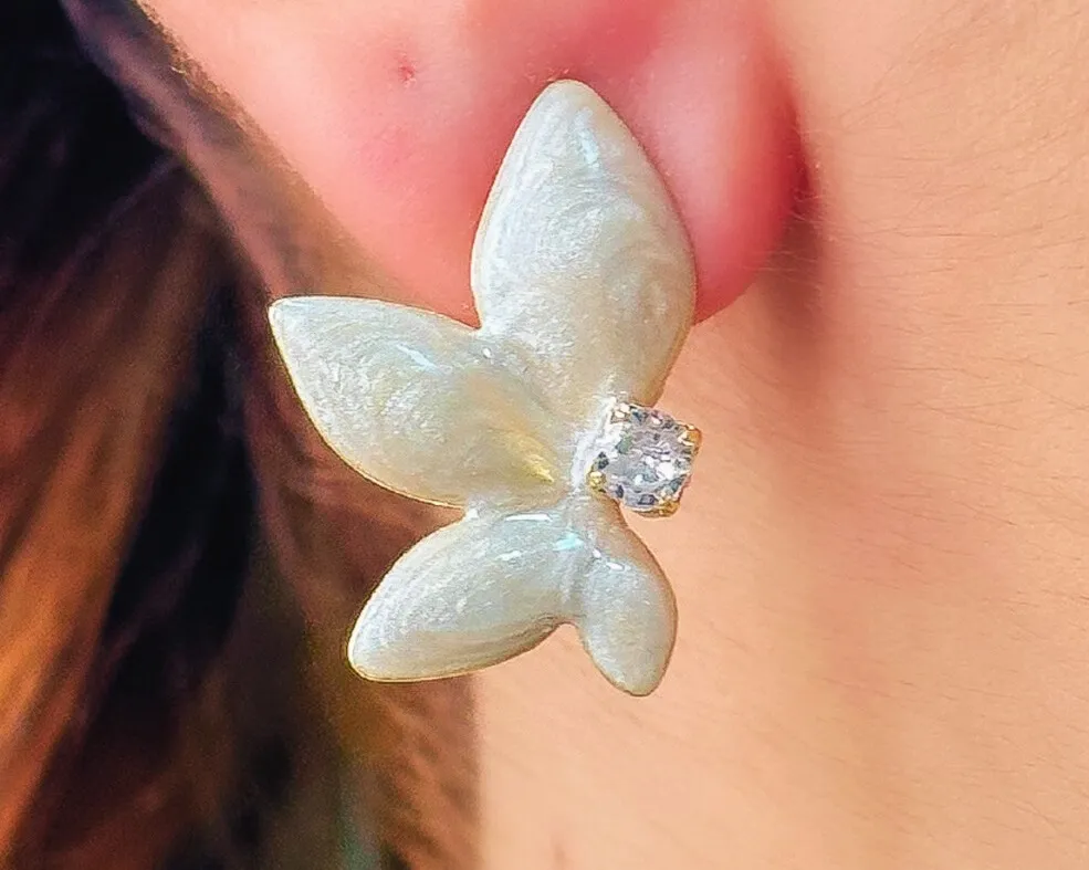 BRINCO FLOR COM PEDRA ESMALTADO MARMORE