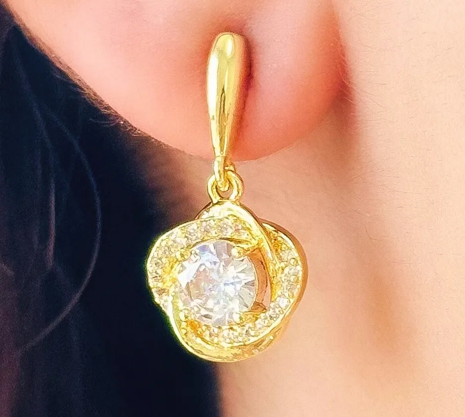 BRINCO FLOR CRAVEJADA COM PEDRA