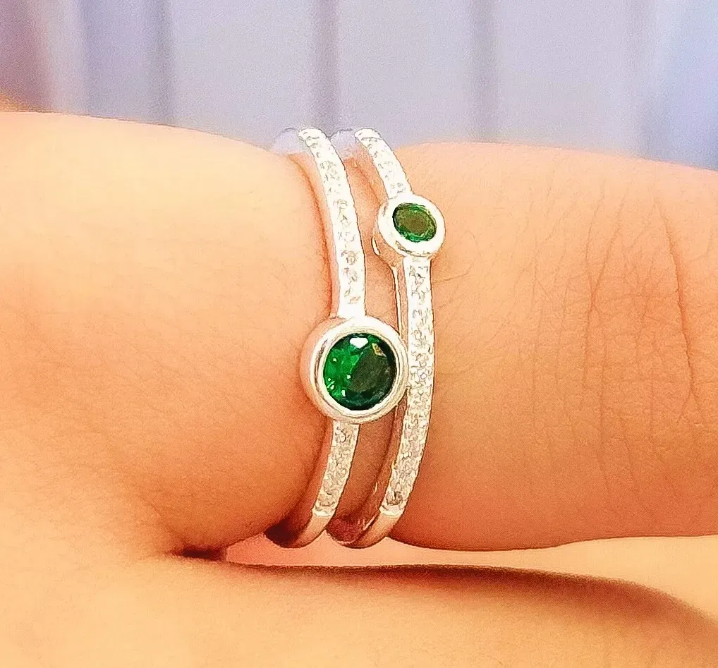 ANEL PRATA DUPLO CRAVEJADO COM PEDRAS VERDE ESMERALDA