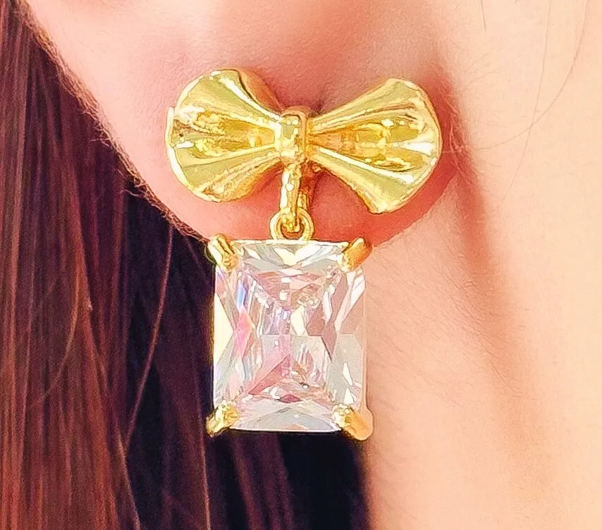 BRINCO LAÇO COM PEDRA RETÂNGULAR CRISTAL