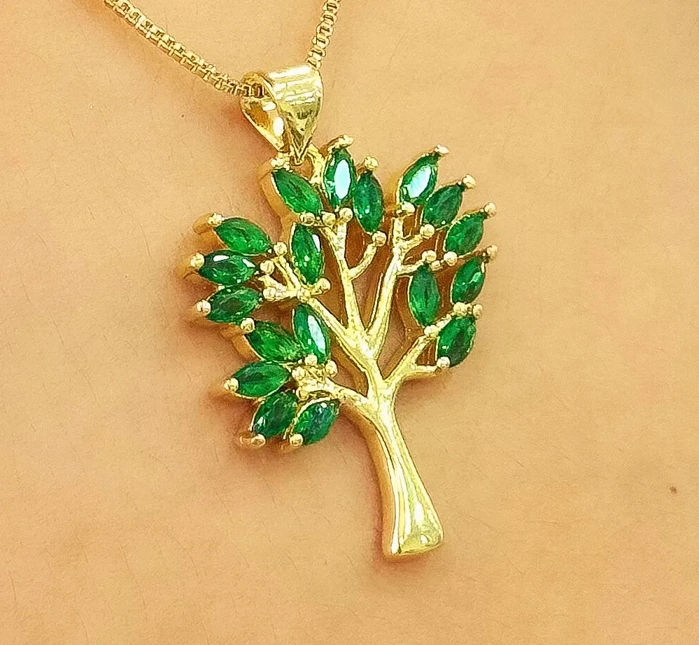 GARGANTILHA ARVORE DA VIDA CRAVEJADA PEDRAS VERDES
