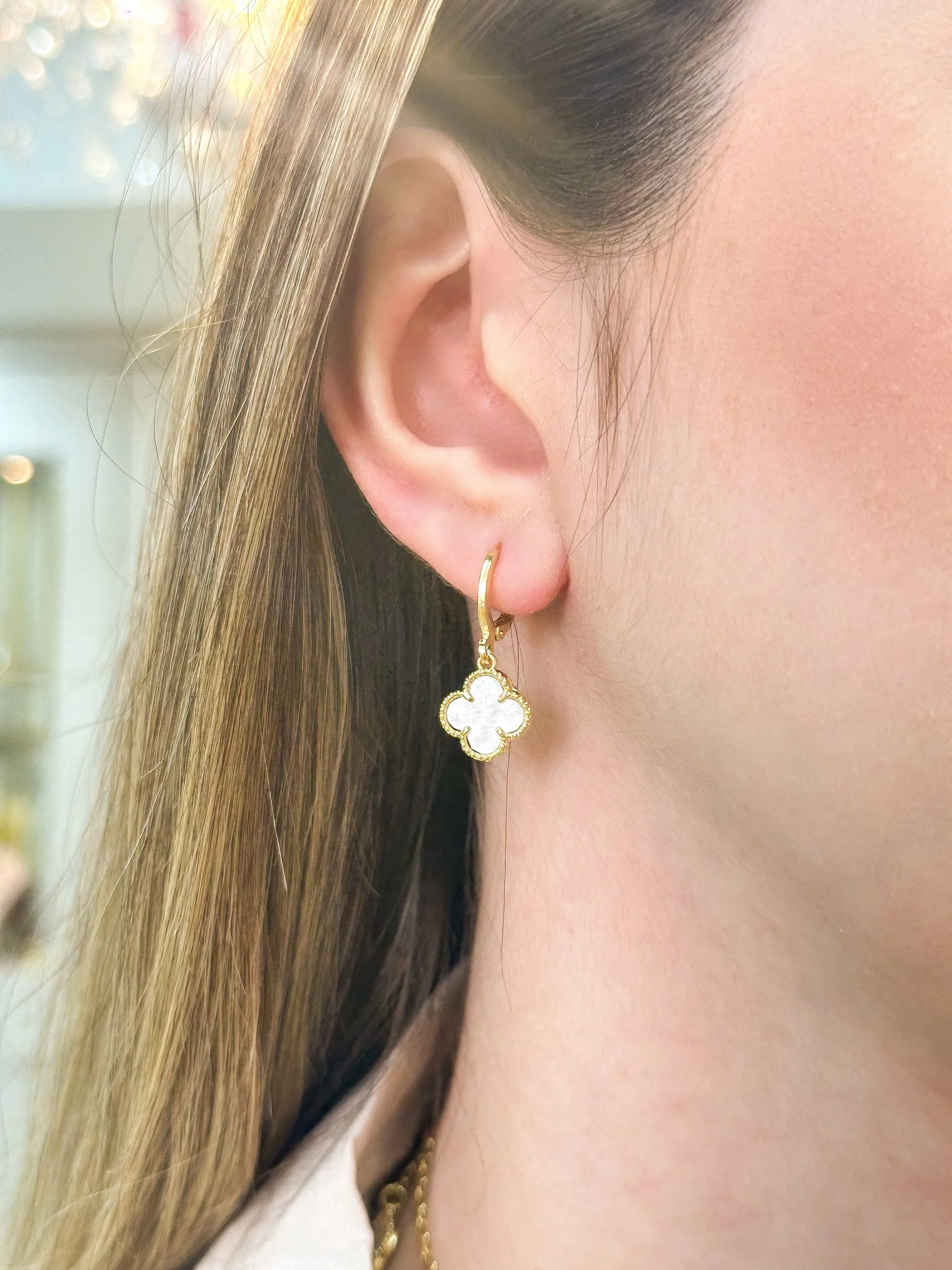 BRINCO ALHAMBRA INSPIRAÇÃO VAN CLEEF PEDRA MADRE PEROLA