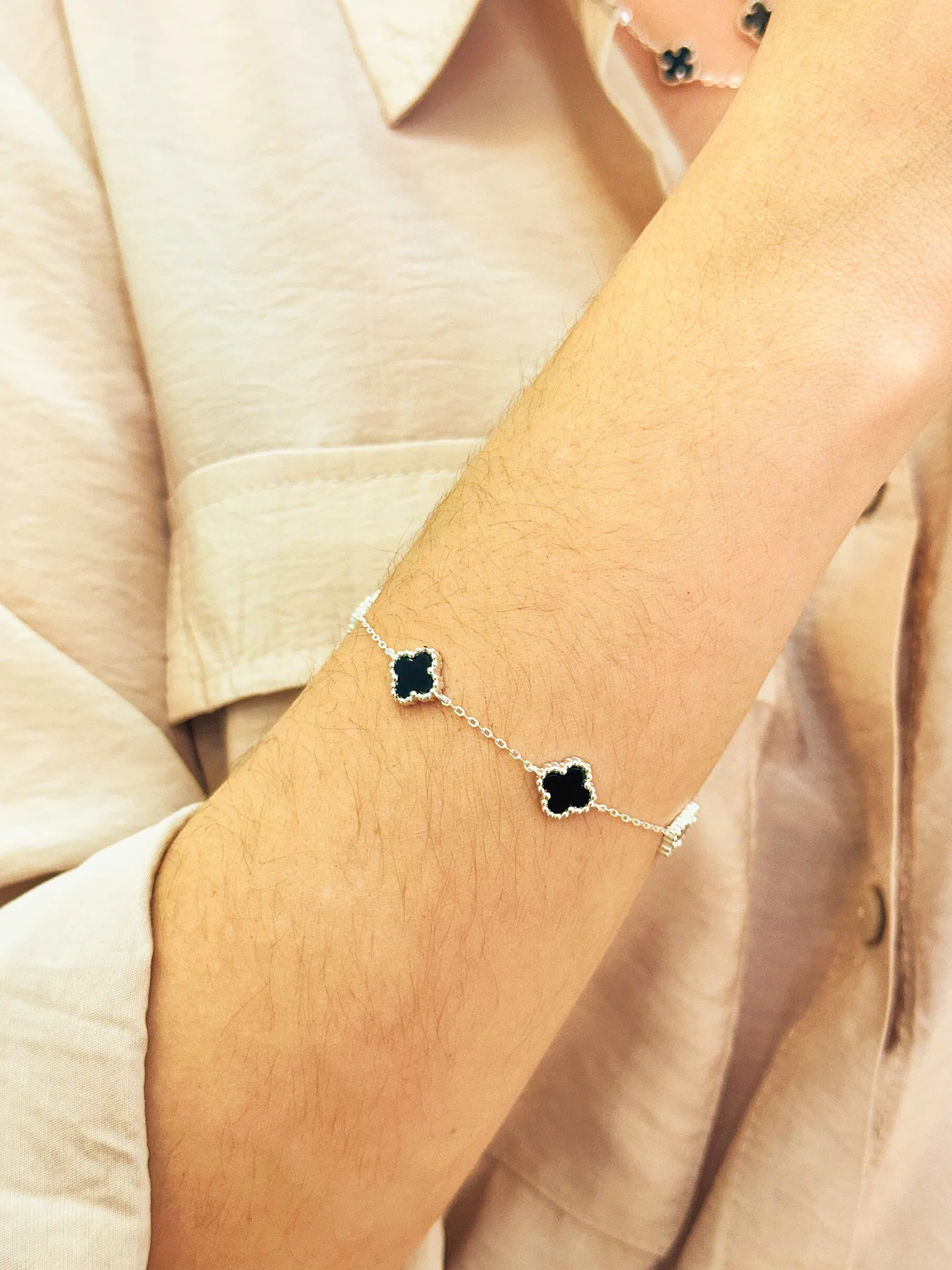 PULSEIRA PRATA ALHAMBRA VAN CLEEF ONIX
