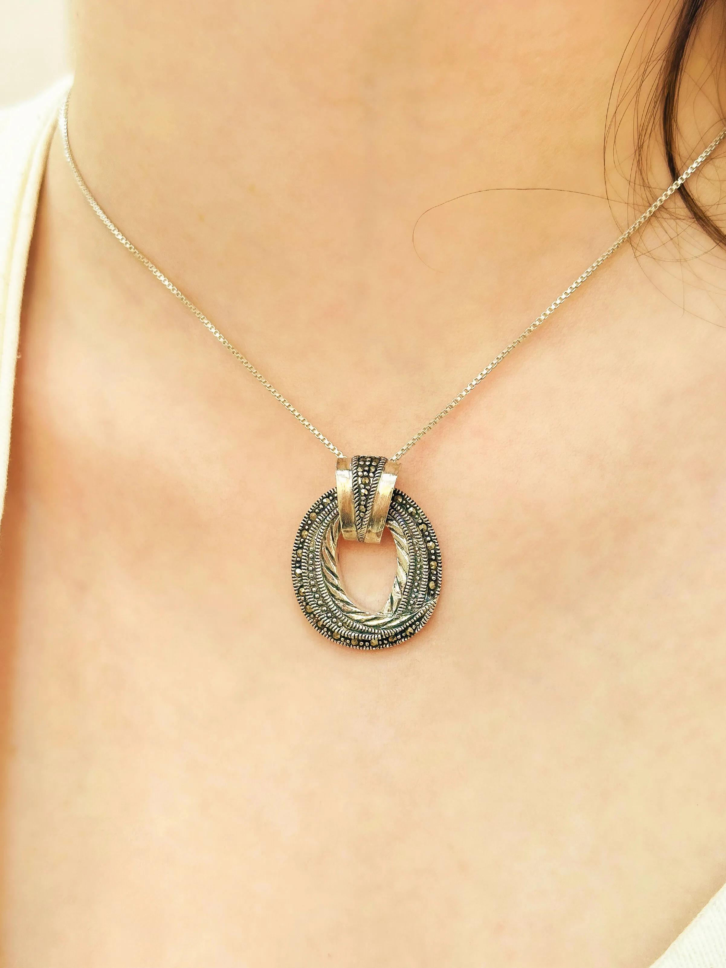 GARGANTILHA PRATA OVAL COM MARCASSITAS