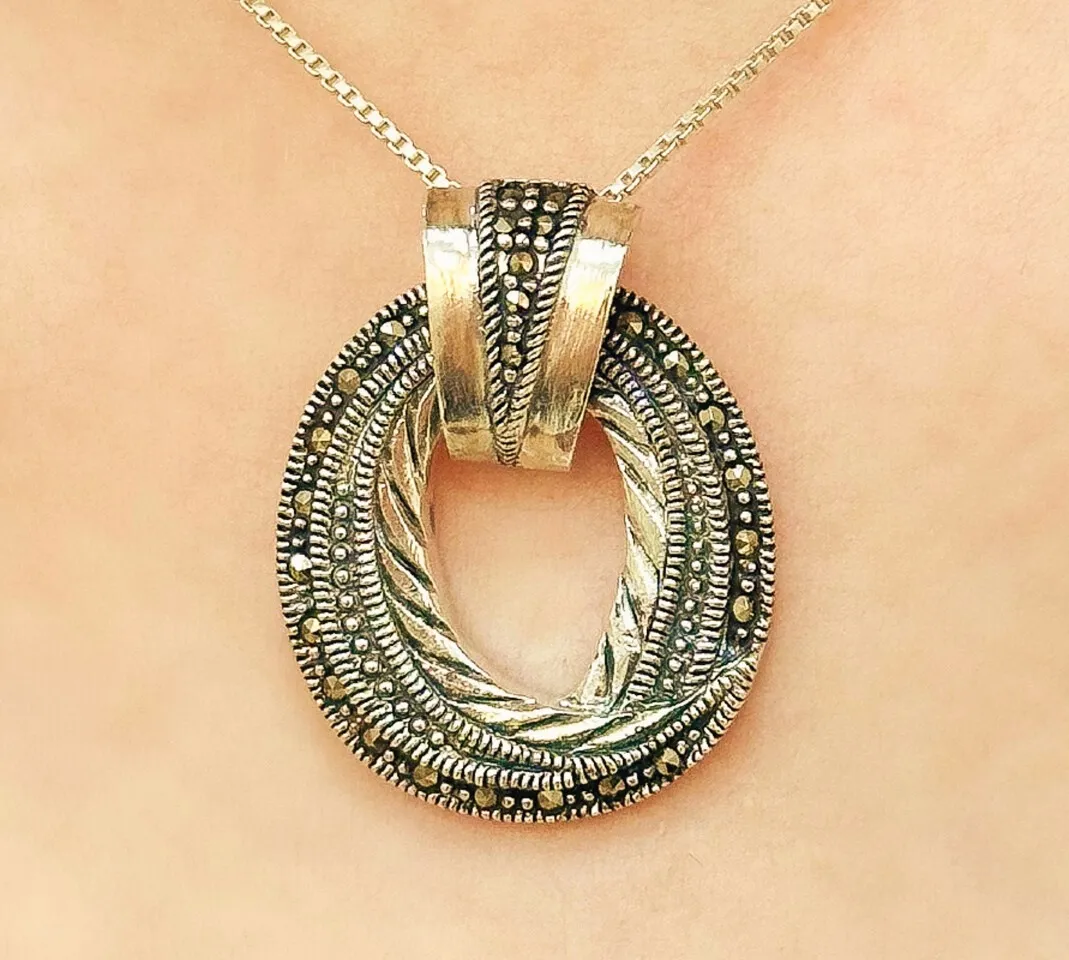 GARGANTILHA PRATA OVAL COM MARCASSITAS