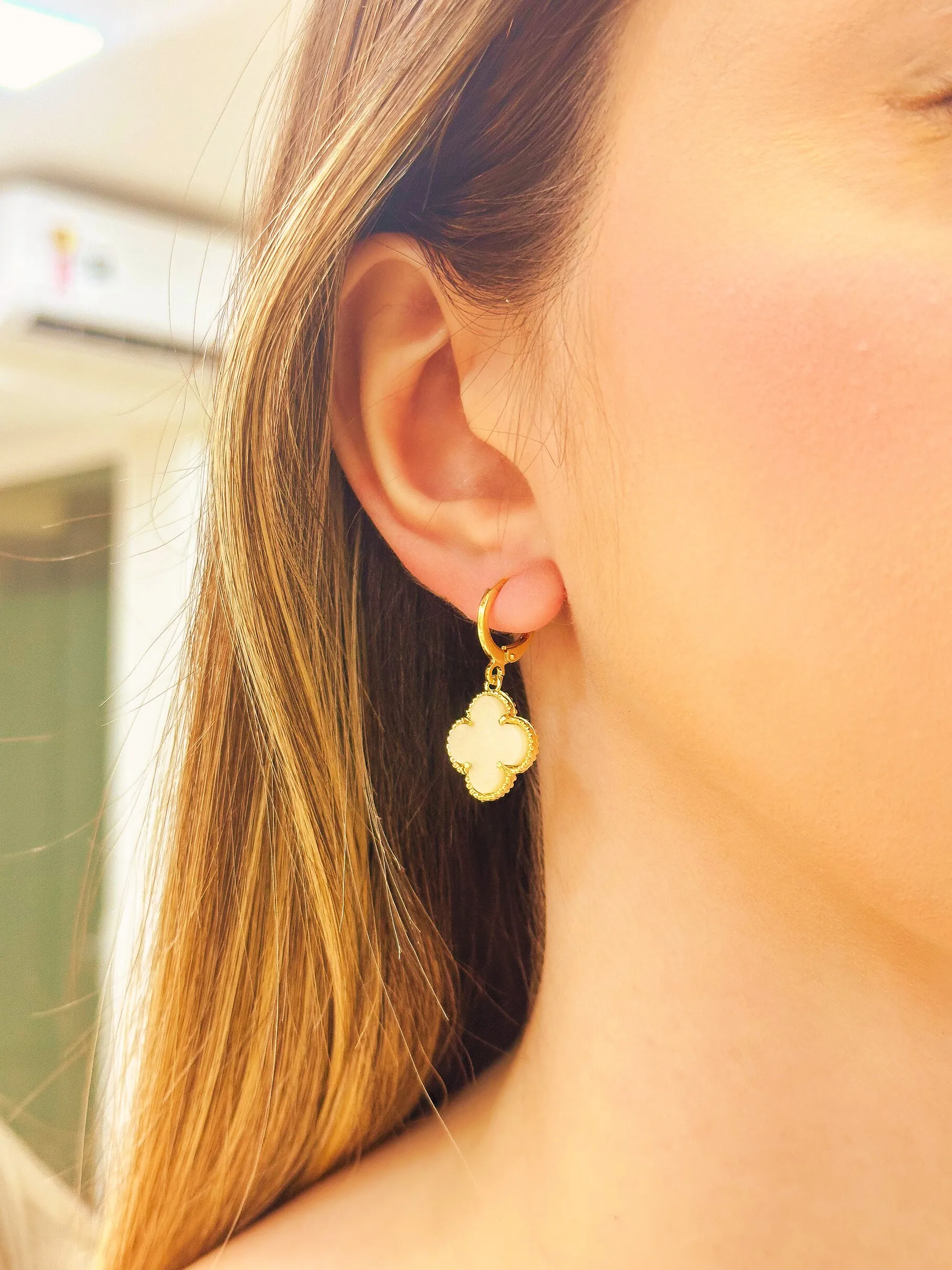 BRINCO ARGOLA ALHAMBRA MADRE PEROLA VAN CLEEF