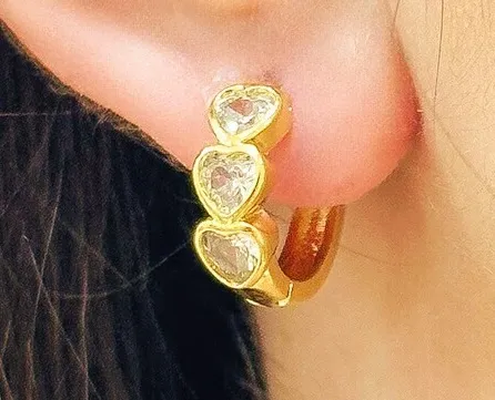 BRINCO ARGOLA 3 CORAÇÕES ZIRCONIA CRISTAL