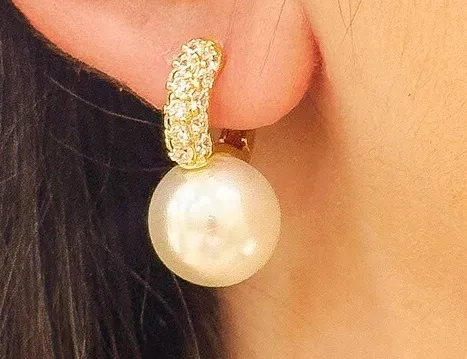 BRINCO ARGOLA CRAVEJADA COM PEROLA