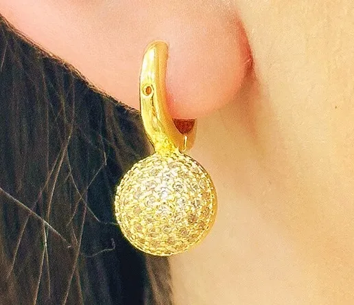 BRINCO ARGOLA MEIA BOLA CRAVEJADA