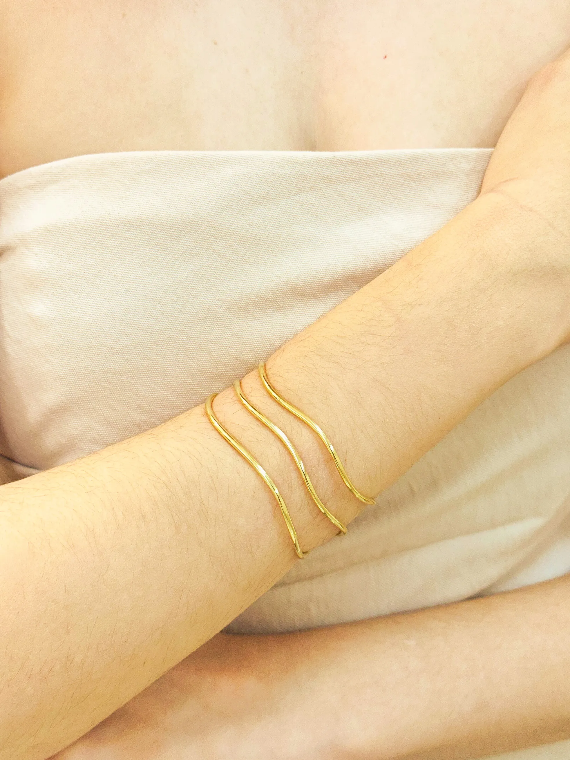 BRACELETE LISO ONDULADO FINO