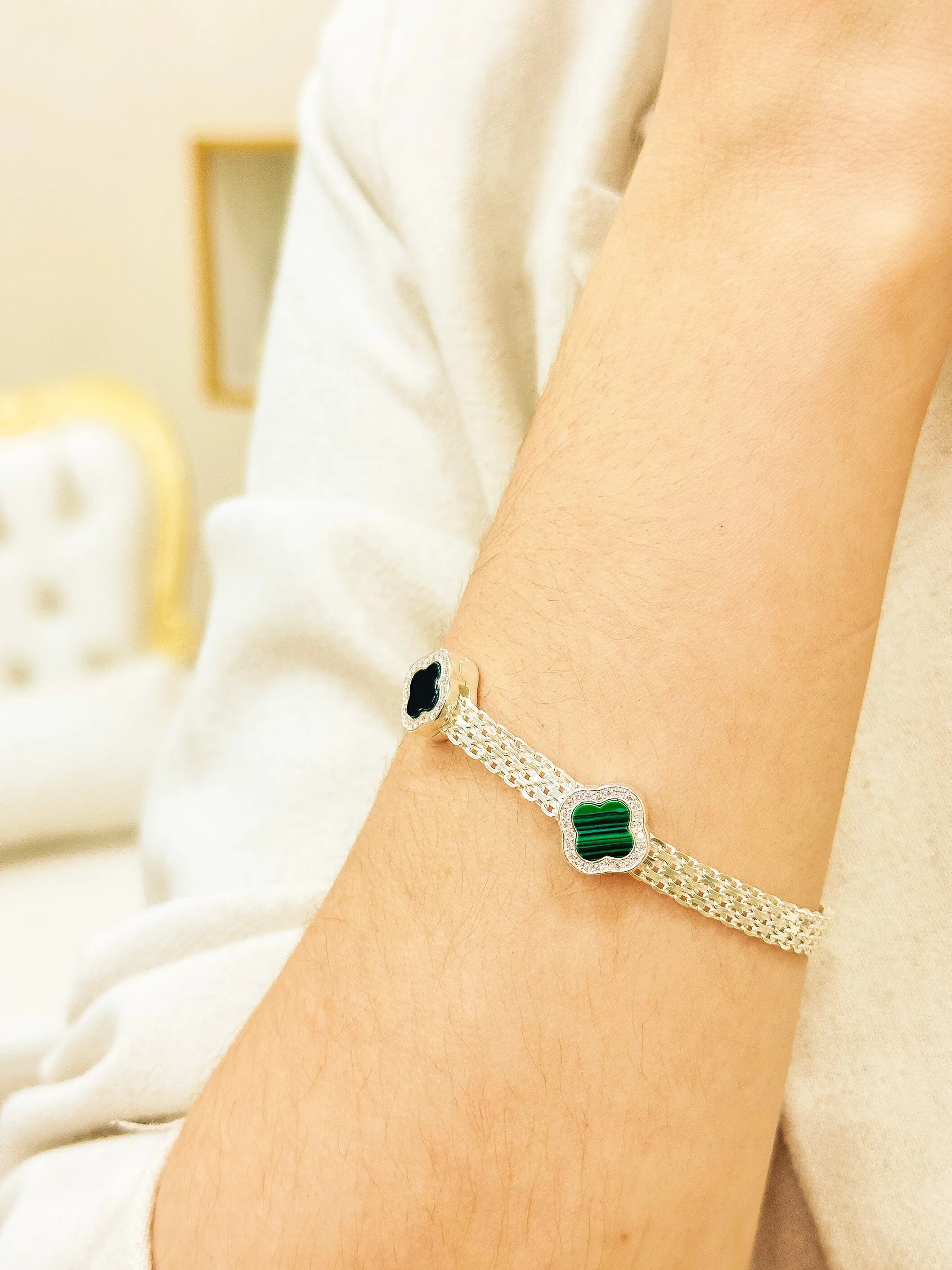 BERLOQUE PRATA VAN CLEEF MALEQUITA CRAVEJADO PARA ESTEIRA