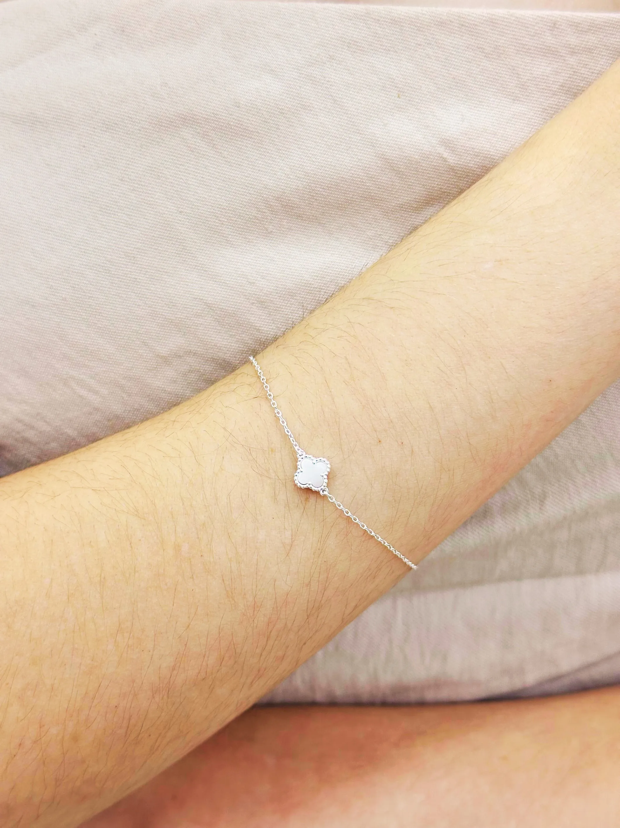 PULSEIRA PRATA VAN CLEEF MADRE PEROLA