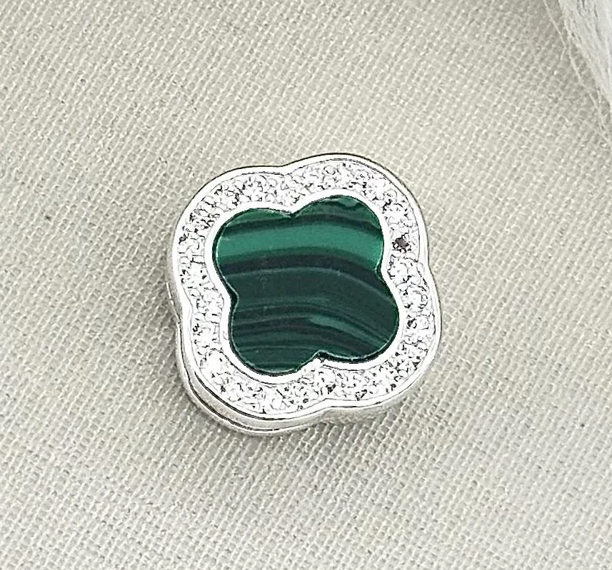BERLOQUE PRATA VAN CLEEF MALEQUITA CRAVEJADO PARA ESTEIRA