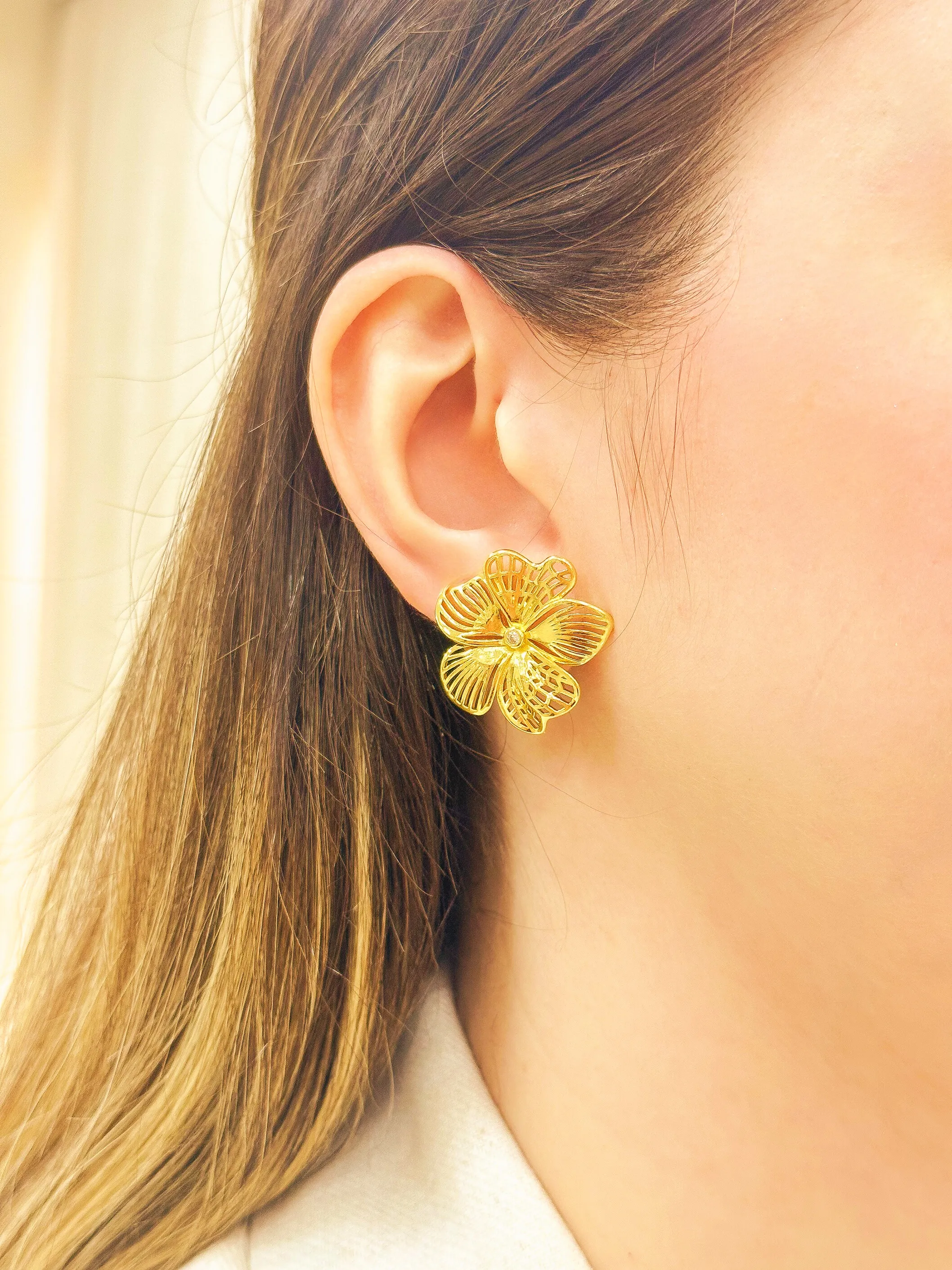 BRINCO FLOR VAZADA COM PEDRA