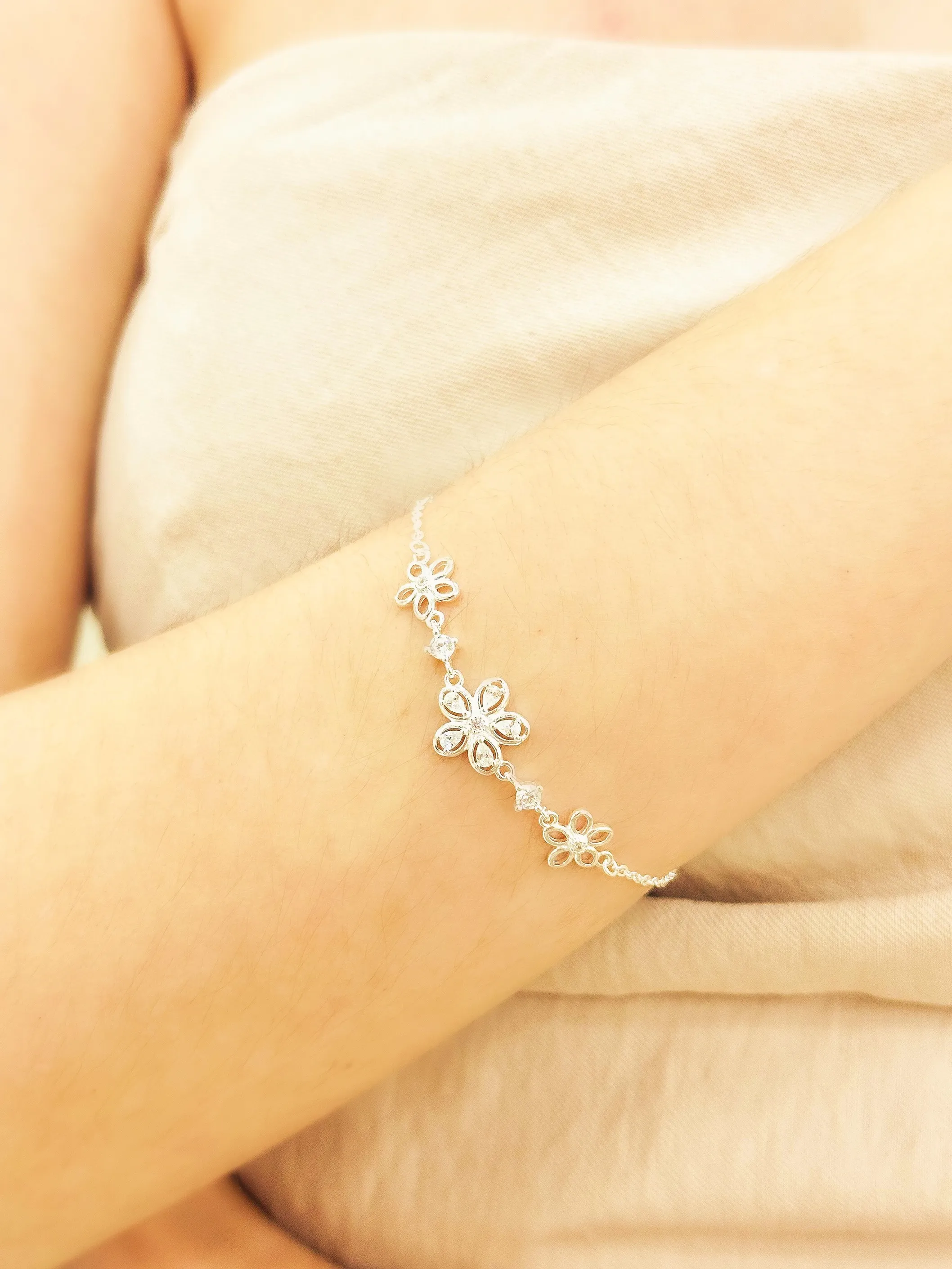 PULSEIRA PRATA FLOR COM PEDRAS