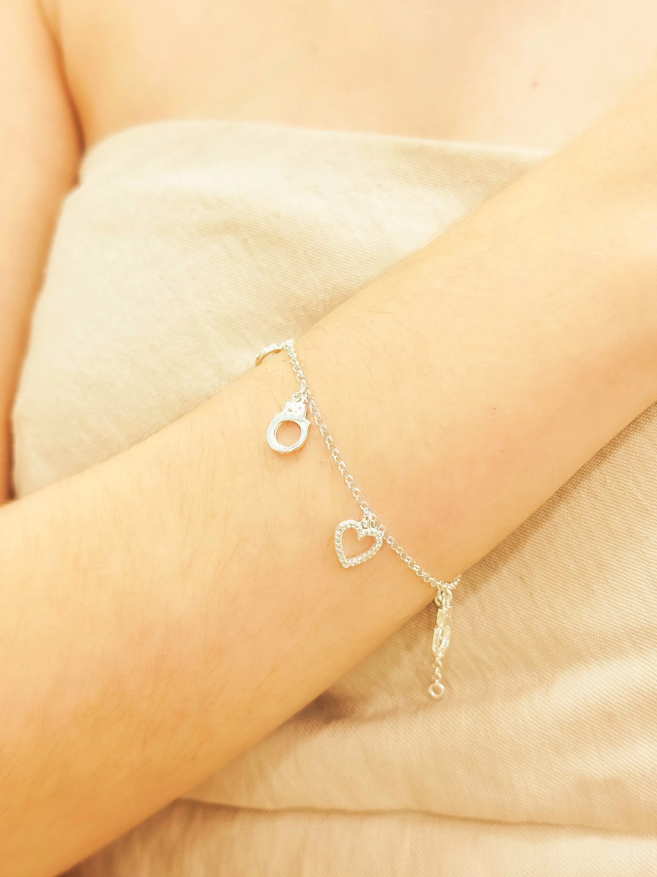 PULSEIRA PRATA ALGEMA E ORAÇÃO PENDURADOS