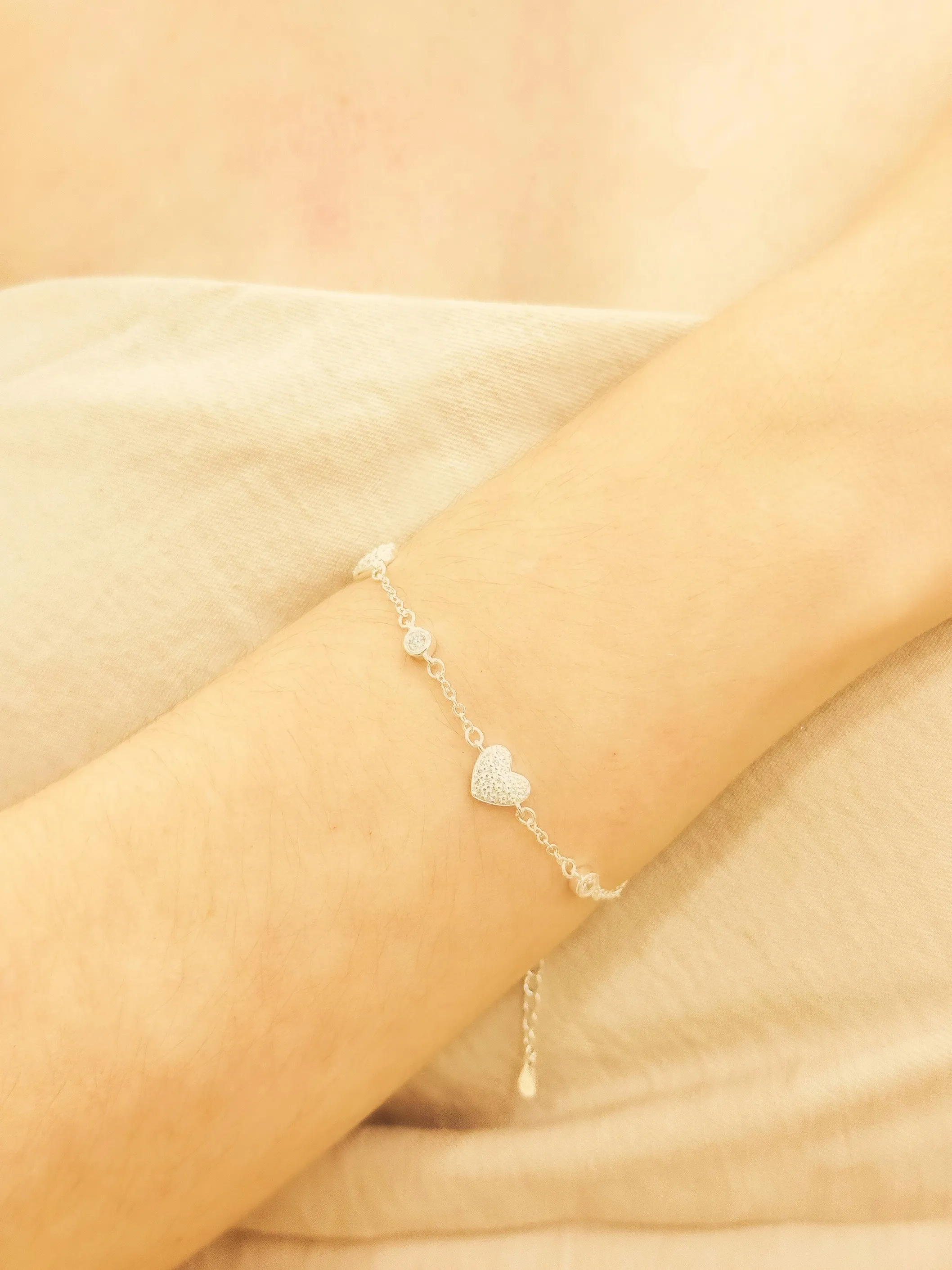 PULSEIRA PRATA CORAÇÕES CRAVEJADO E PONTO DE LUZ