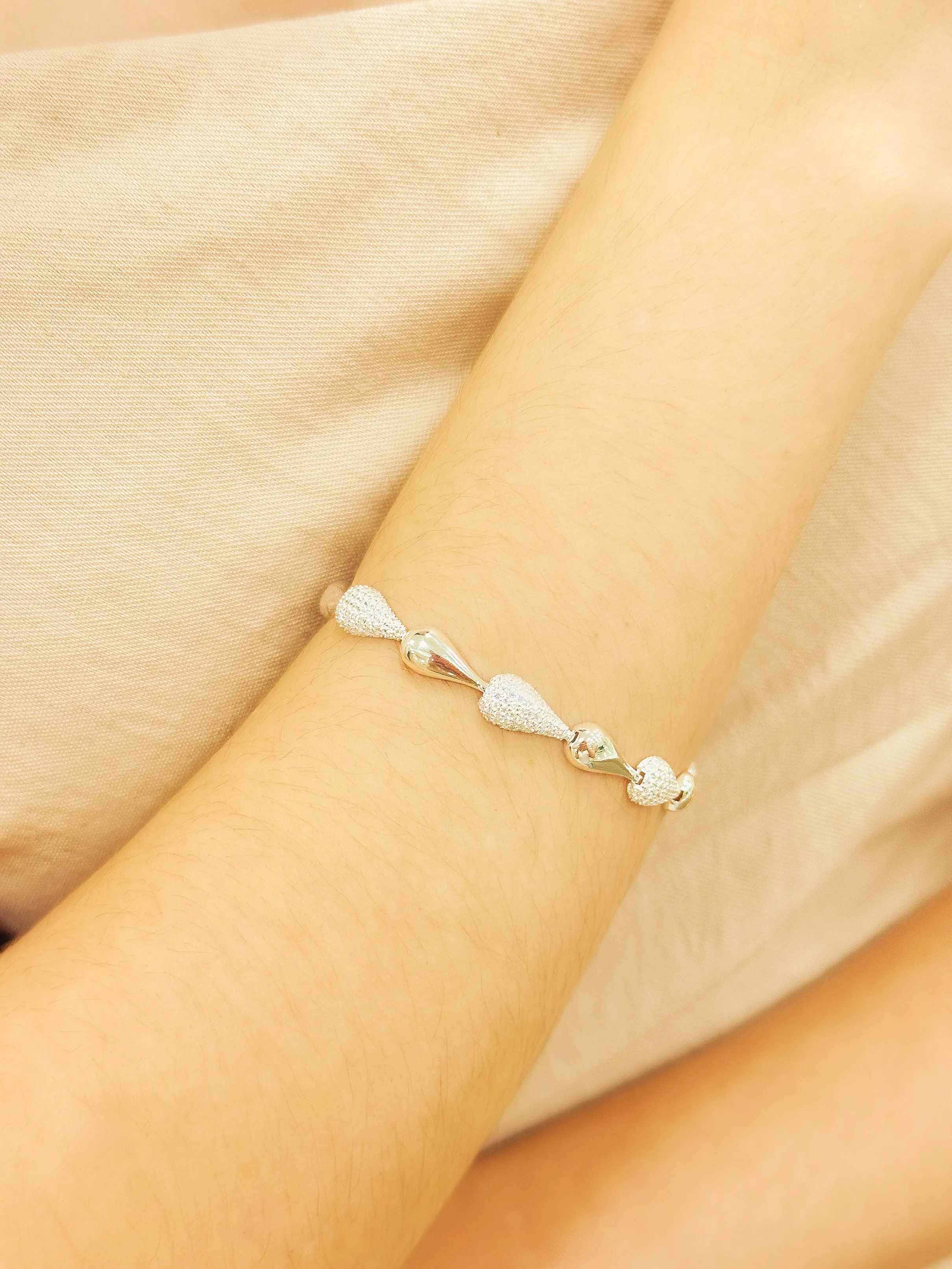 PULSEIRA PRATA GOTAS CRAVEJADAS E LISAS
