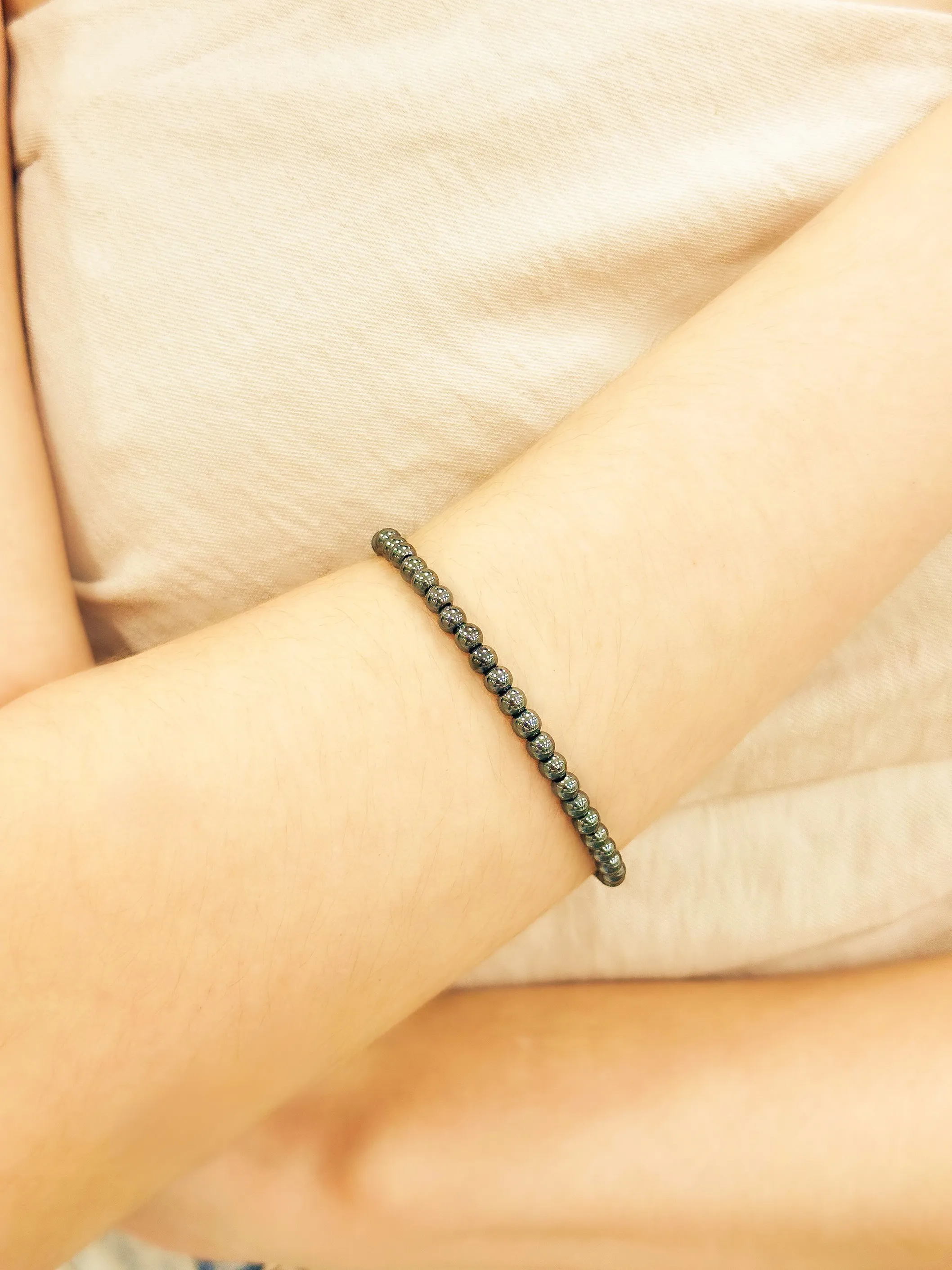 PULSEIRA PRATA ESFERAS HEMATITA NATURAL 4MM