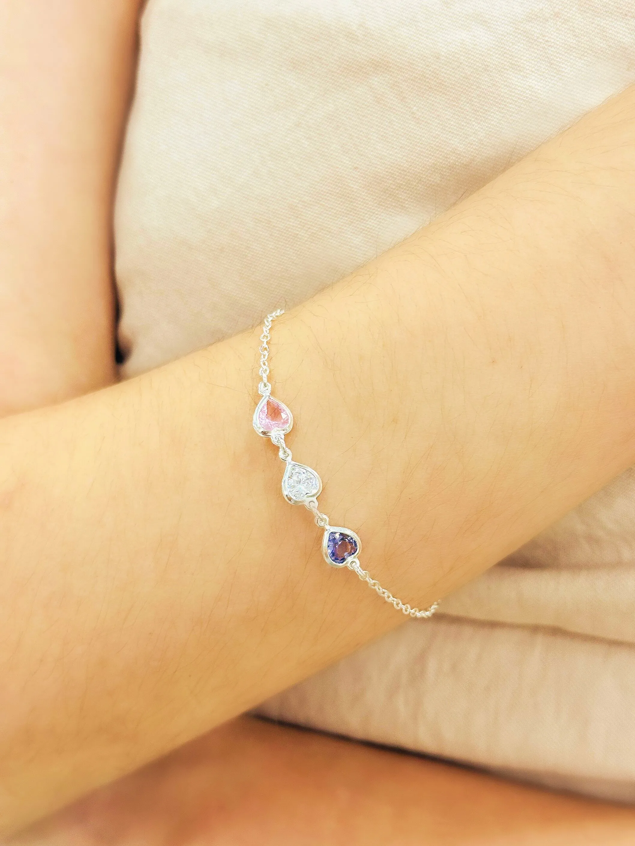 PULSEIRA PRATA 3 CORAÇÕES PEDRAS COLORS